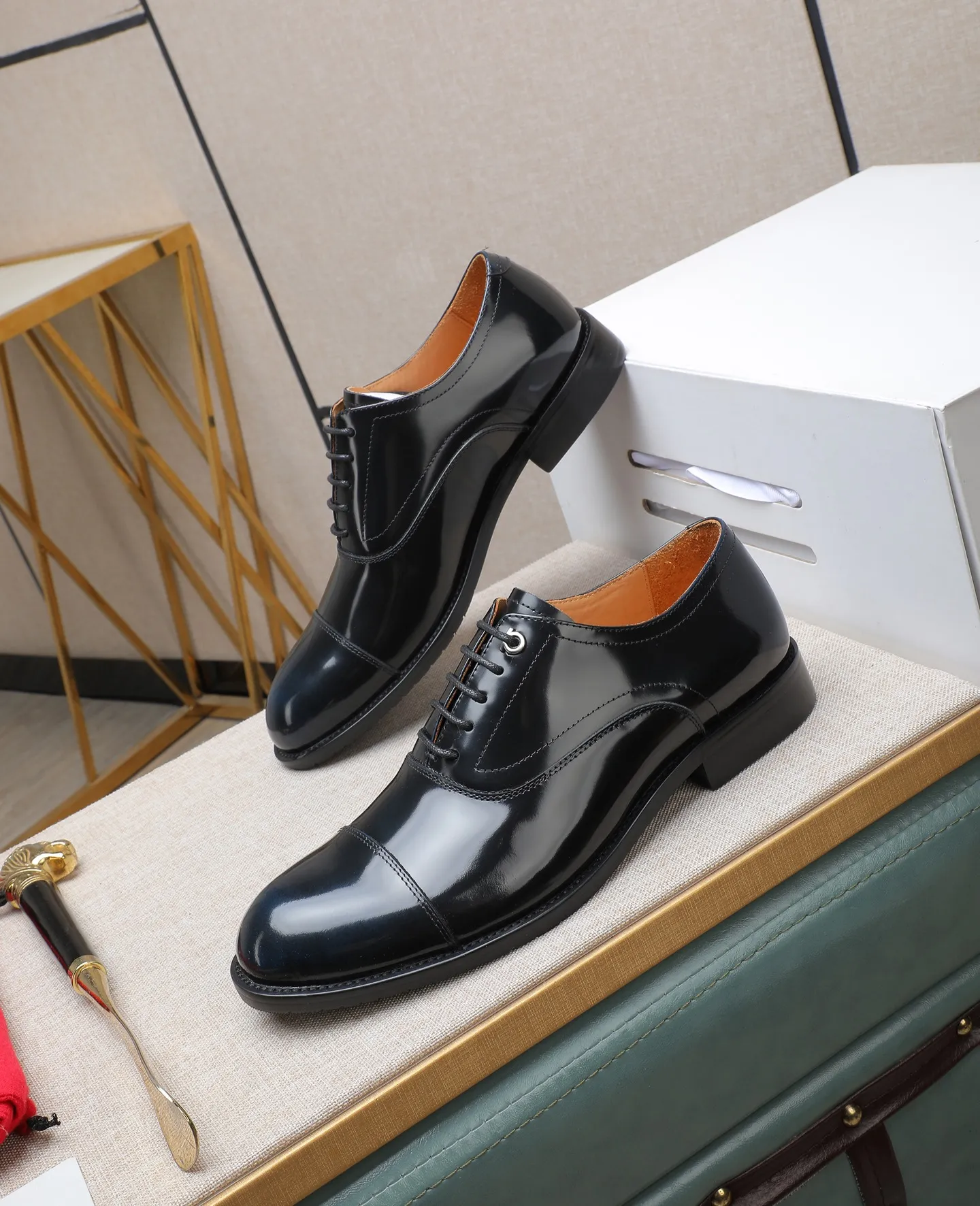 Men's shoes 💰540📛📛 (water-dyed cow lining) Salvatore Ferragamo high-end (Salvatore Ferragamo) is the world's top luxury footwear brand, coming from the fashion kingdom of Italy. It is famous all over the world for its traditional handmade design and novel styles... 🚶🏻🚶🏻New suit shoes are available simultaneously at the counter. This model is made of pure handmade imported Italian calfskin ➕soft water-dyed cowhide lining Original authentic outsole🌀🌀Size: 38➖44 (45 46 customized)